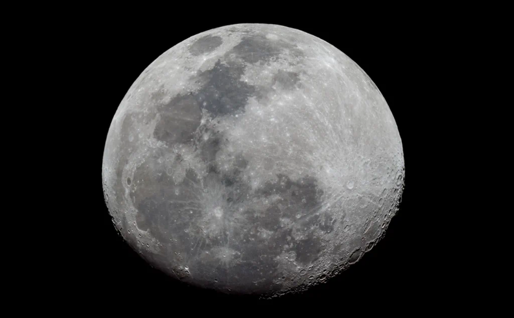 Hinweise auf den Ursprung der Mondatmosphäre aus Beobachtungen einer totalen Mondfinsternis